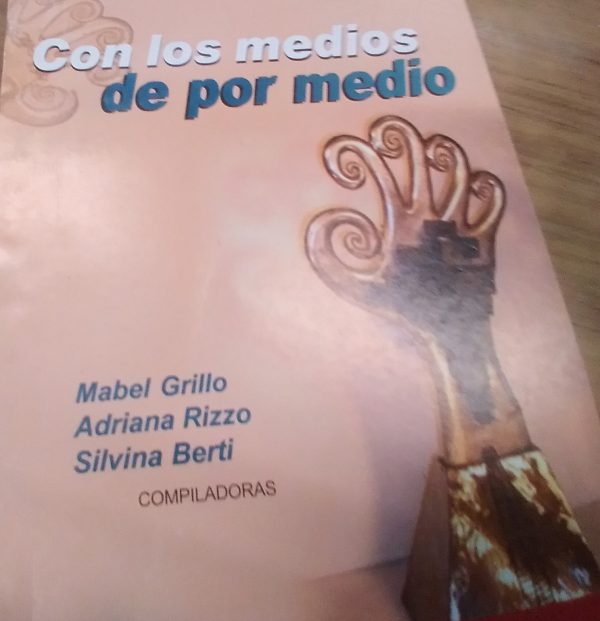 Con los medios de por medio